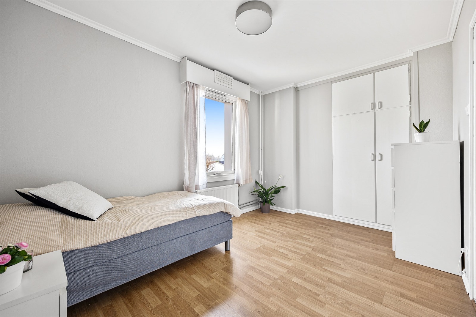 Boligen har to lyse og romslige soverom, begge med plass til dobbeltseng. Rommene er utstyrt med et plassbygget garderobeskap som gir rikelig med oppbevaringsplass Galleribilde