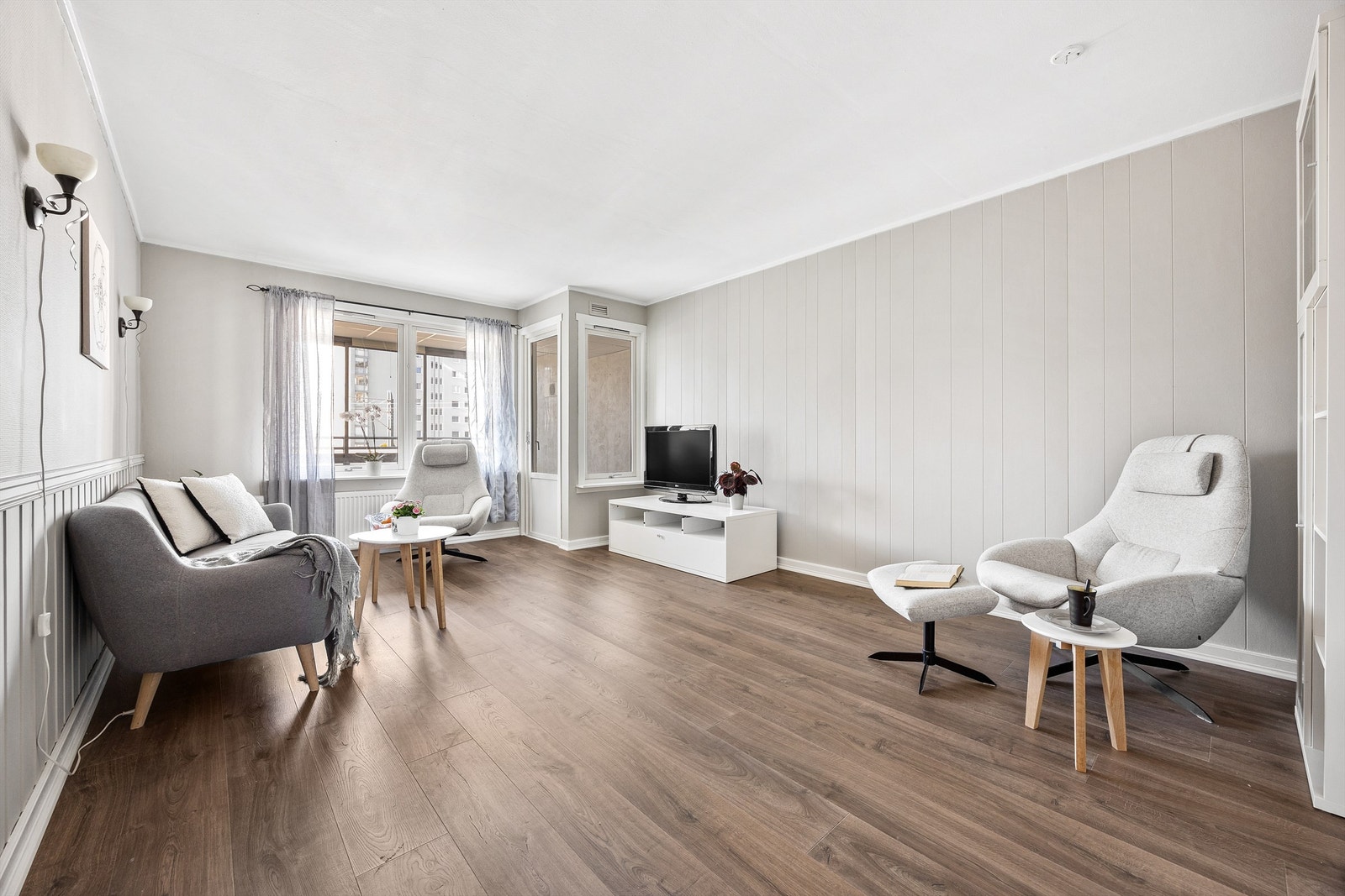 Her er det god plass til en stor sofagruppe og spisestue Galleribilde