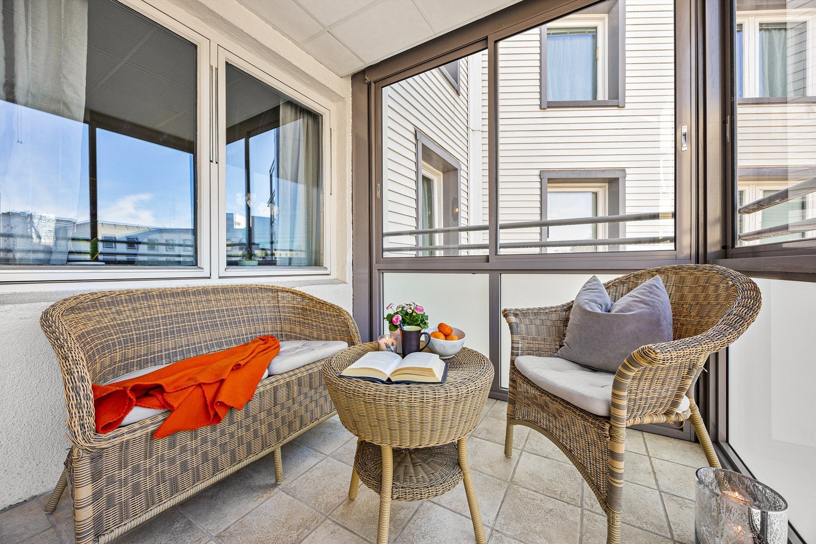 Den er innglasset, noe som gjør den til et fleksibelt uterom som kan brukes året rundt. Enten til morgenkaffen, middagslurer i solen eller som en lun sone for hyggelige kvelder Galleribilde