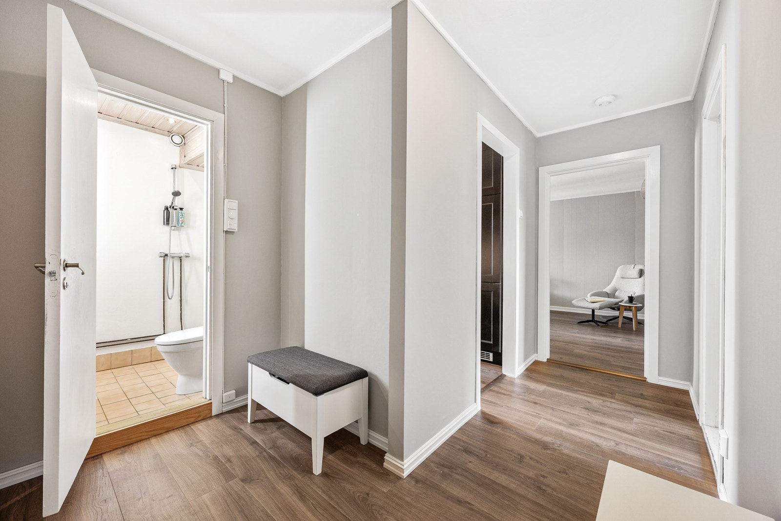 Badet er plassert i tilknytning til entréen og er fra byggeåret Galleribilde