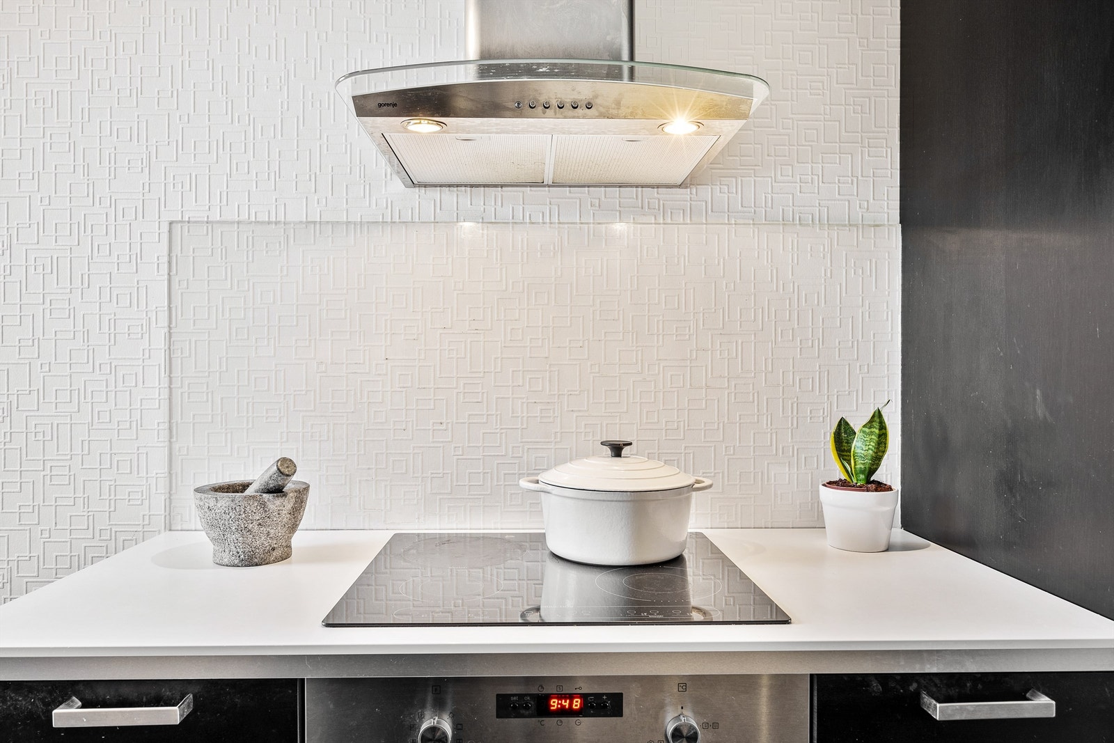 Praktiske løsninger som overskapsbelysning og godt med stikkontakter gjør kjøkkenet til et sosialt og praktisk rom Galleribilde