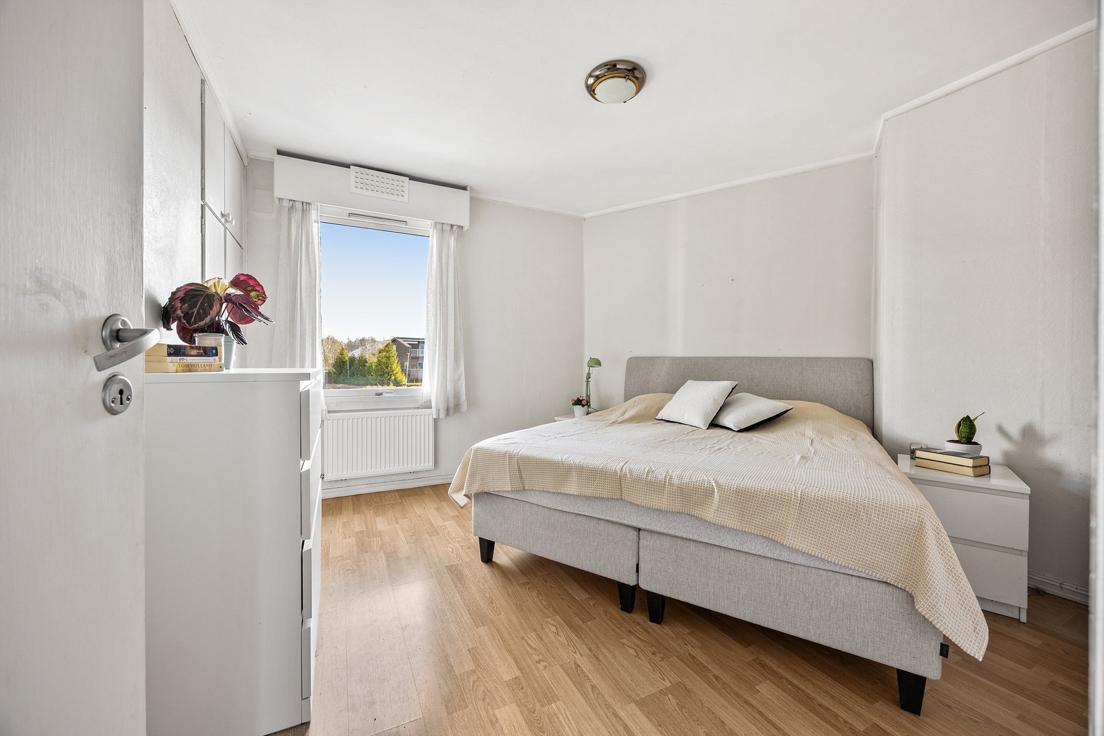 Boligen har to lyse og romslige soverom, begge med plass til dobbeltseng. Rommene er utstyrt med et plassbygget garderobeskap som gir rikelig med oppbevaringsplass Galleribilde