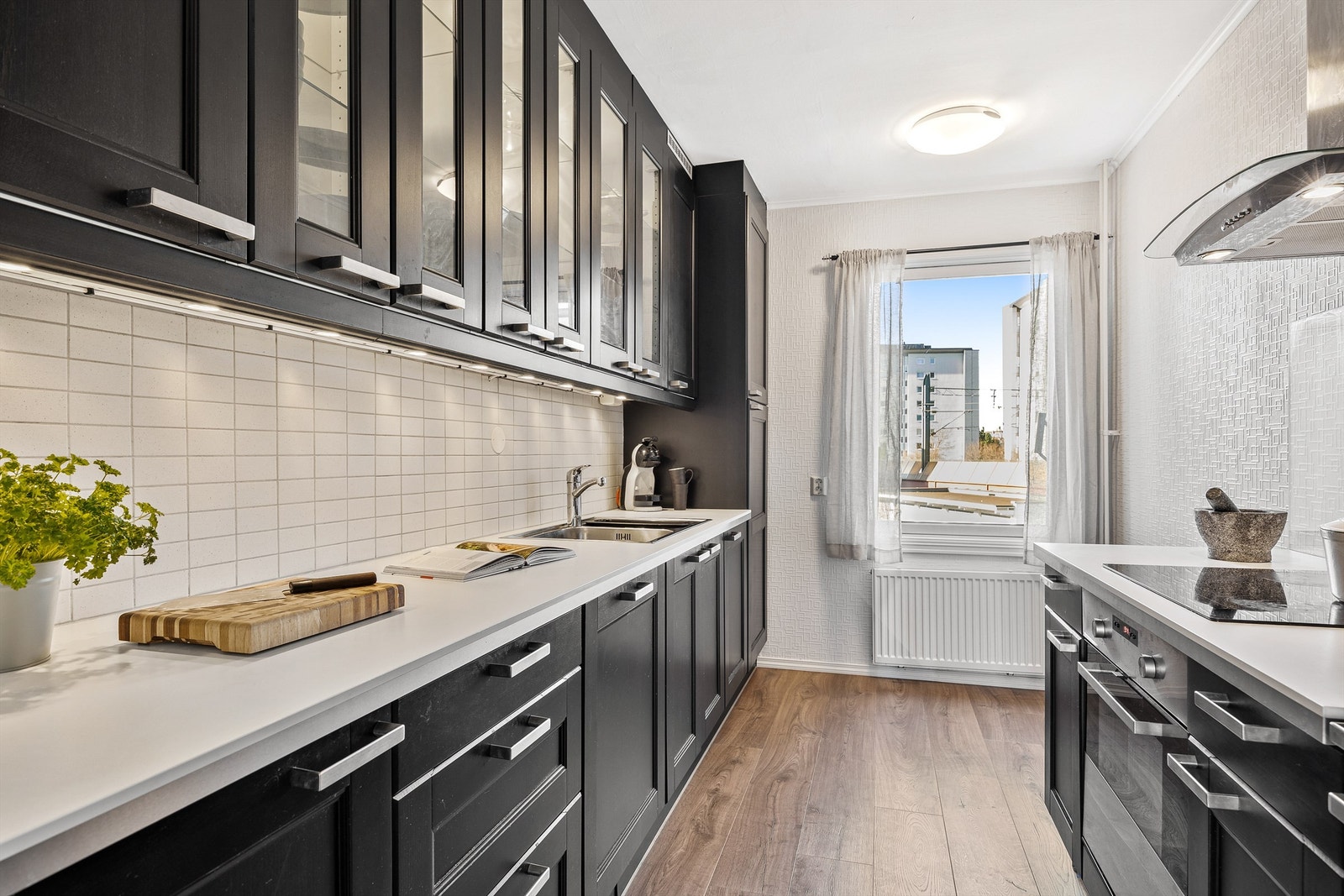 Kjøkkenet ble oppgradert i 2013 og er både funksjonelt og stilrent Galleribilde