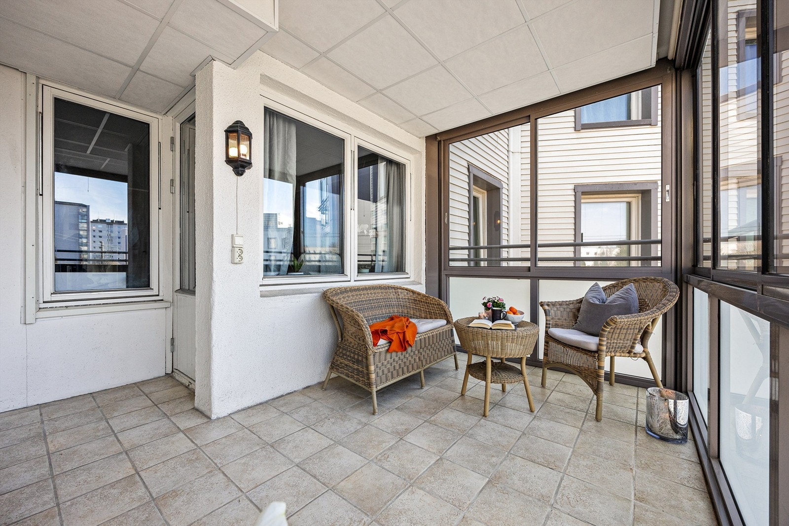 Balkongen er på ca. 9 kvm og er sydvendt for optimale solforhold Galleribilde