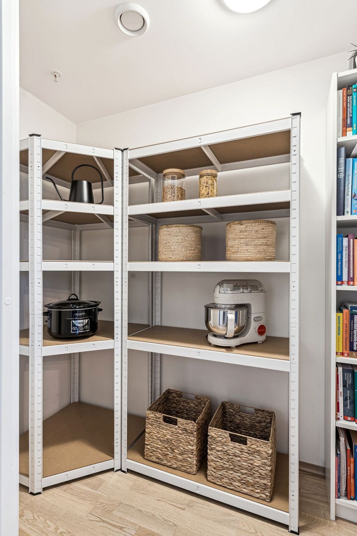 Egen praktisk bod som ligger i tilknyttning til kjøkkenet. Det er i tillegg en bod i kjeller på 5 kvm. Galleribilde