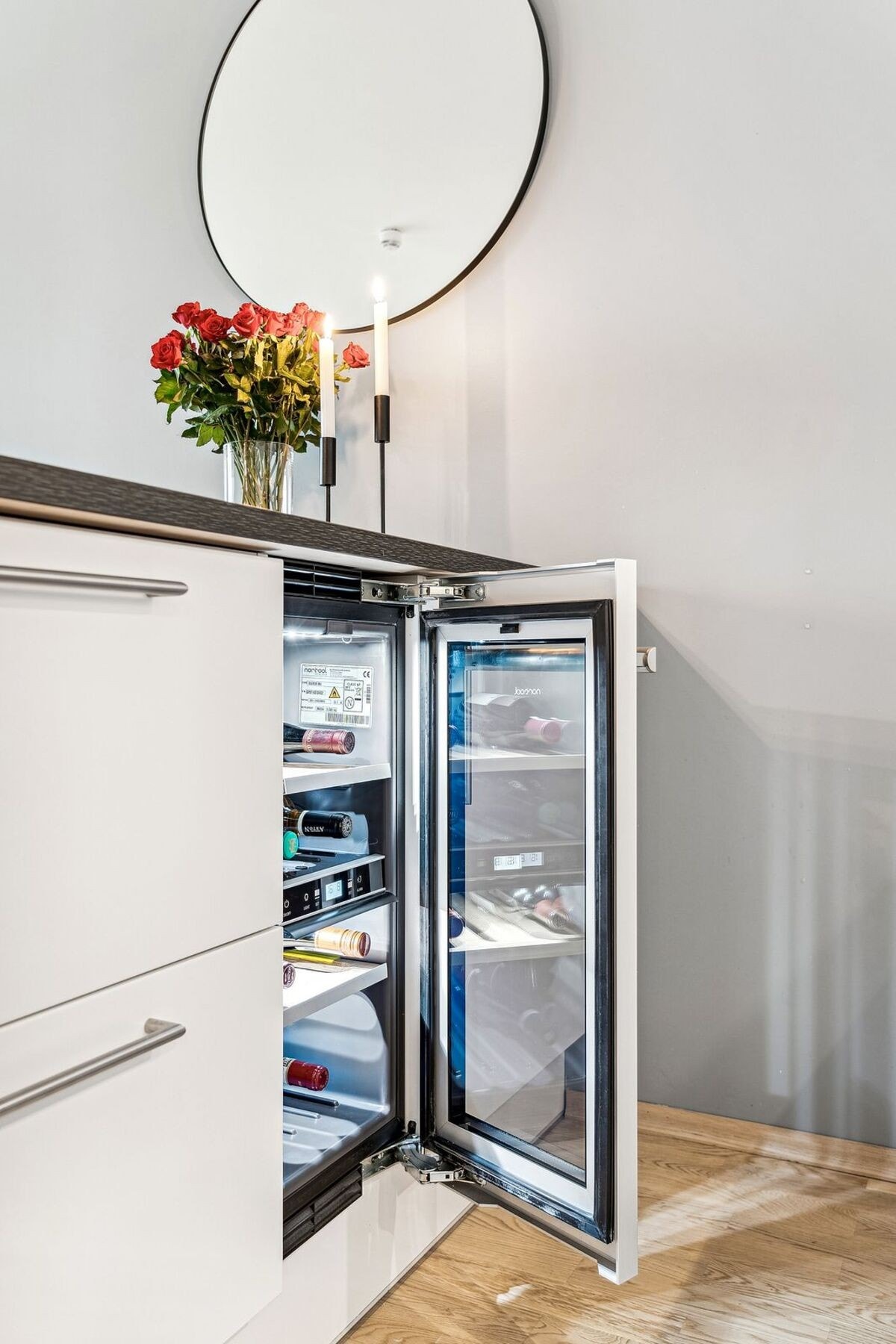 Integrert i kjøkkenøya er det et nydelig vinskap hvor man kan lagre og bevare drikke til riktig temperatur. Galleribilde