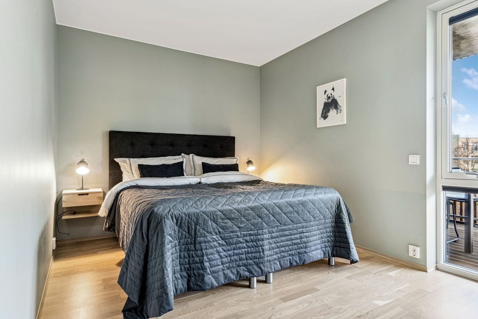 Stort hovedsoverom på 15 kvm. Her er det god plass til dobbeltseng og tilhørende møblement. Galleribilde