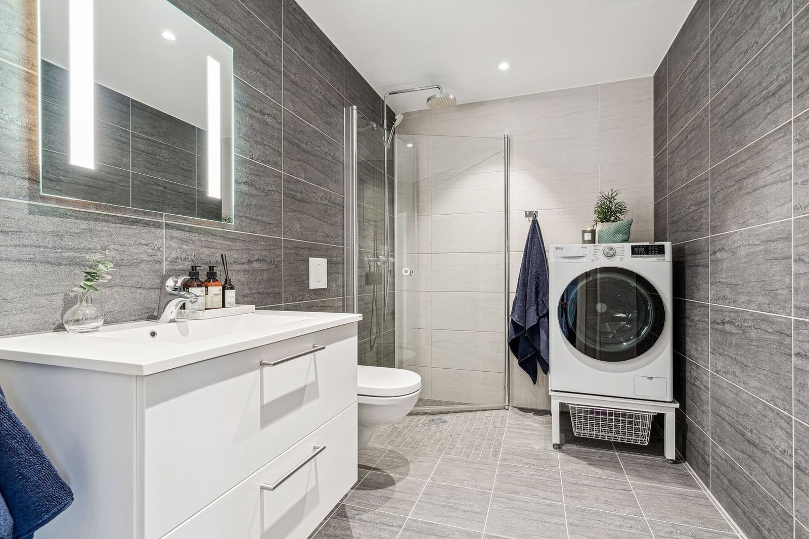 Flott flislagt bad med gulvvarme. Galleribilde