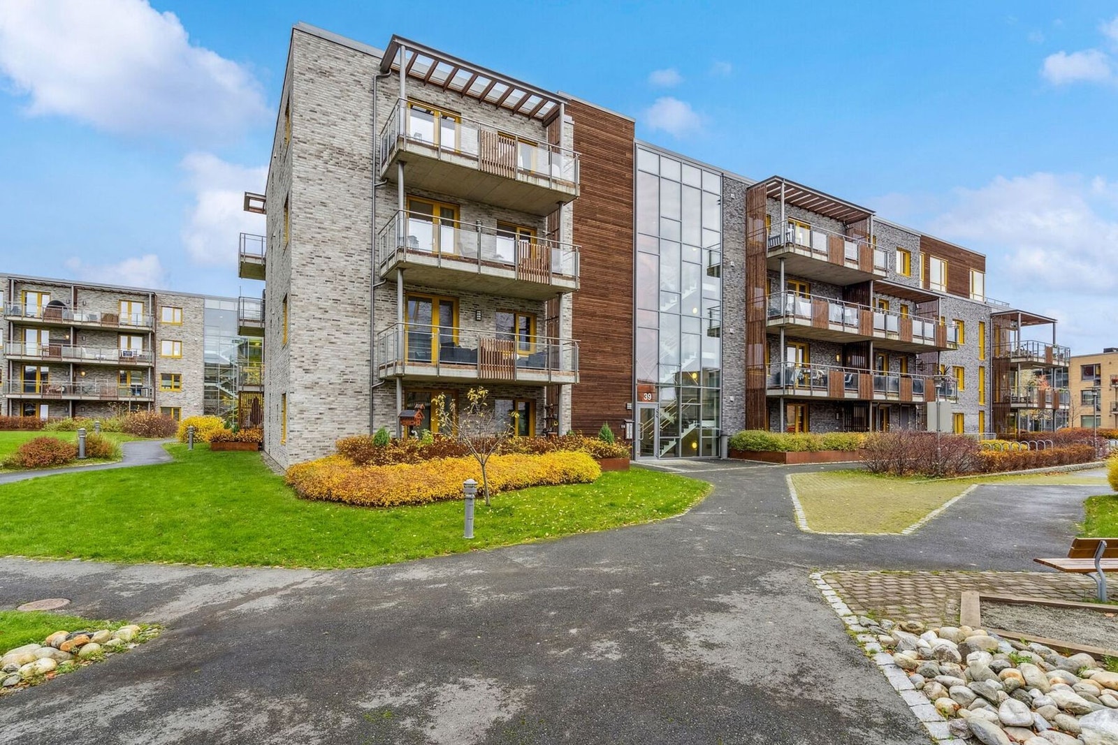 En moderne og vellholdt 3-roms leilighet med to balkonger og parkering i oppvarmet garasje. Galleribilde