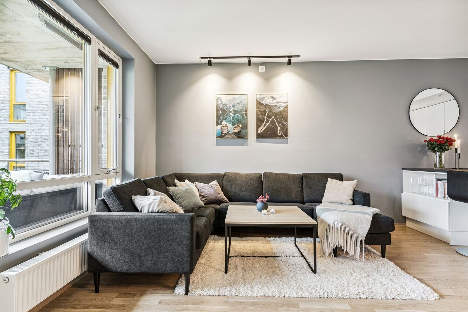 Parkett på gulv og slette veggflater malt i en moderne farge. Galleribilde