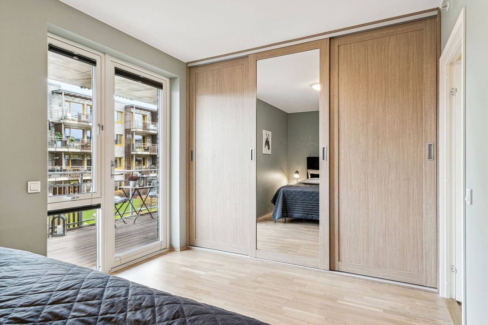 Integrert klesskap gir en estetisk og praktisk oppbevaringsløsning. Galleribilde