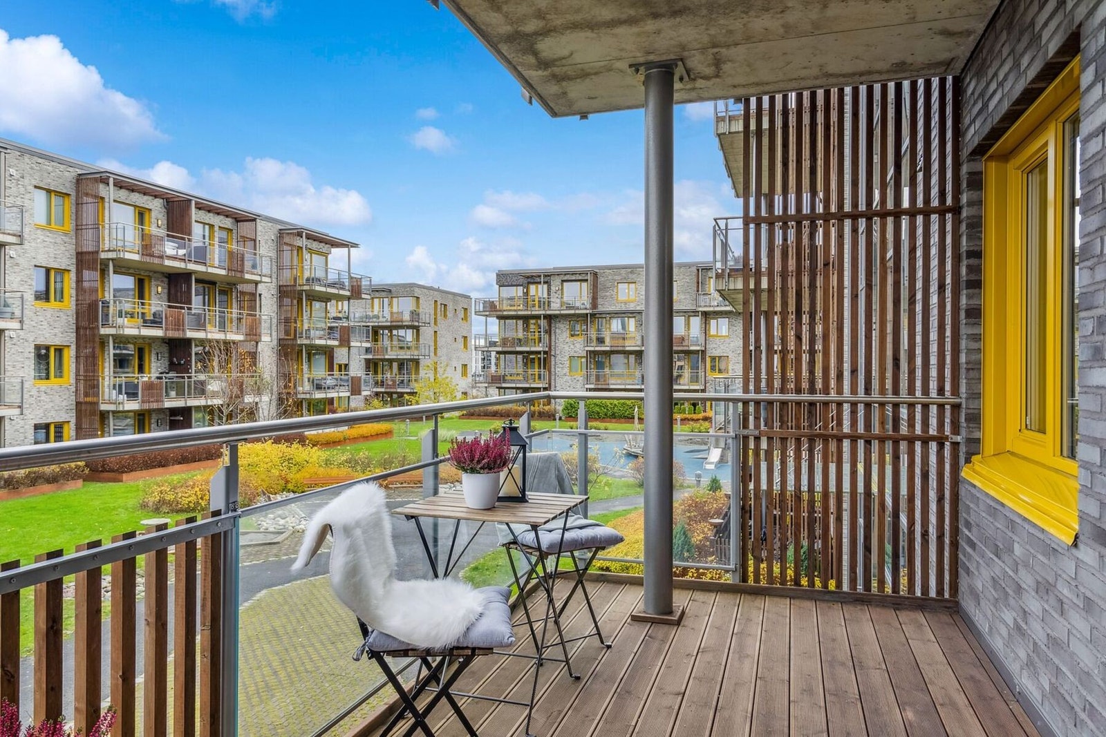 Balkongen måler hele 15 kvm., og kan møbleres i ulike soner. Galleribilde