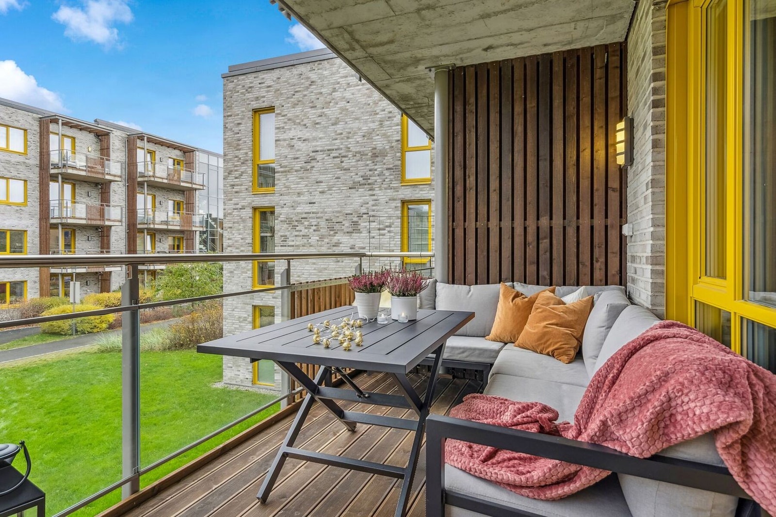 Balkongen måler 10 kvm., og har god plass til ønsket loungemøbler. Galleribilde