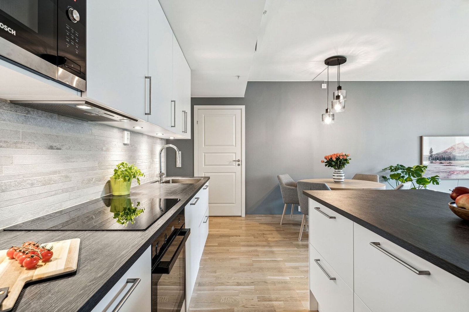 Kjøkkenet har godt med skap-/skuff- og benkeplass. Galleribilde