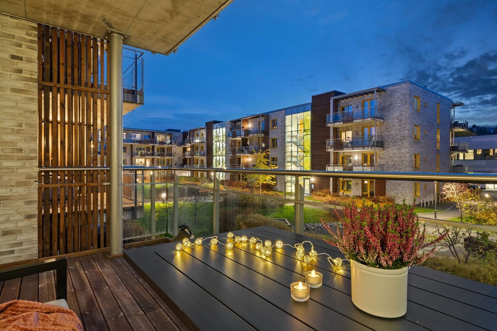 Den sørvendte balkongen ligger i Fjordhagen, hvor det er mye luft mellom byggene og et trivelig utemiljø. Galleribilde