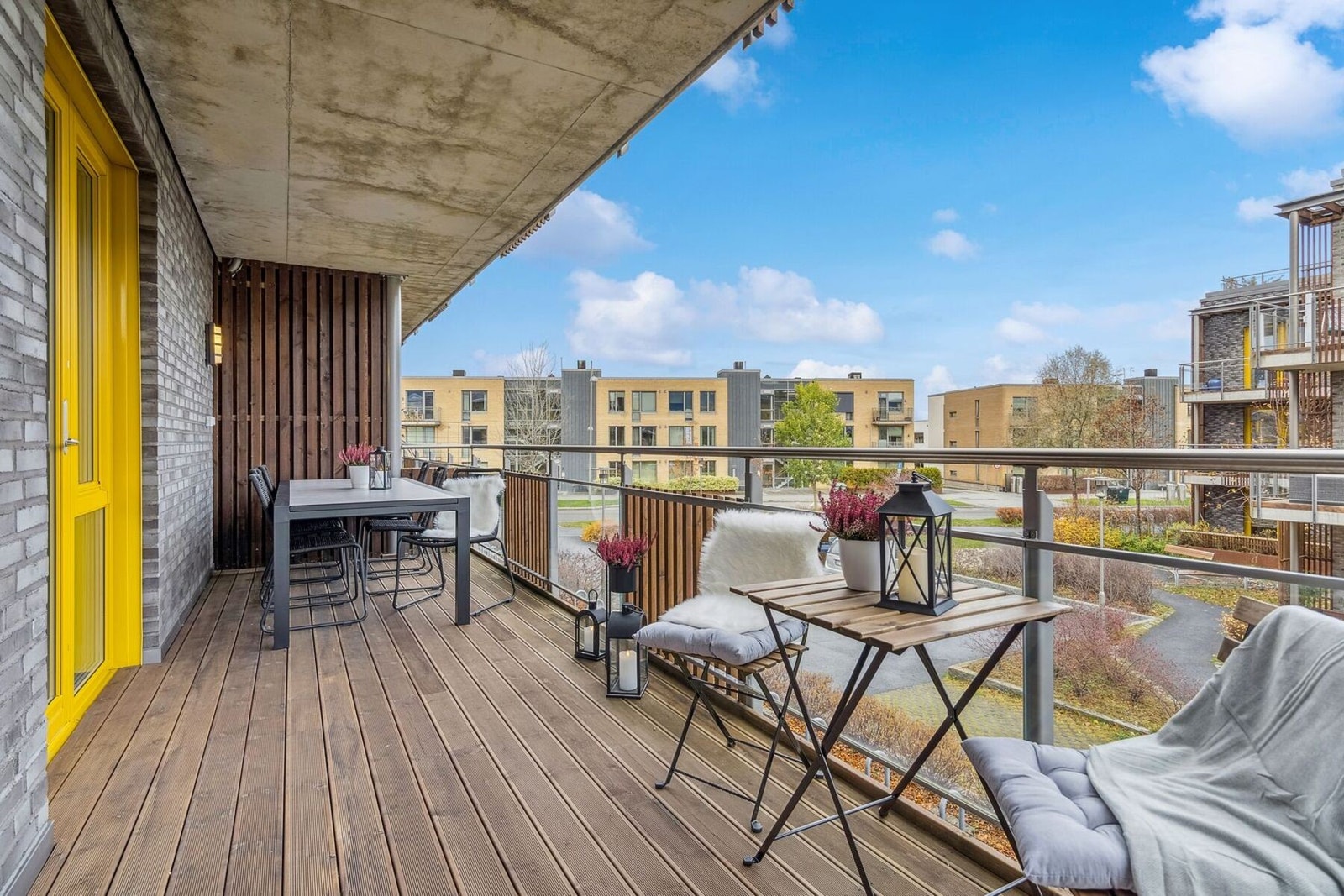 Balkongen ligger nordvendt, noe som gir gode muligheter for å nyte morgenkaffen i morgensolen. Galleribilde