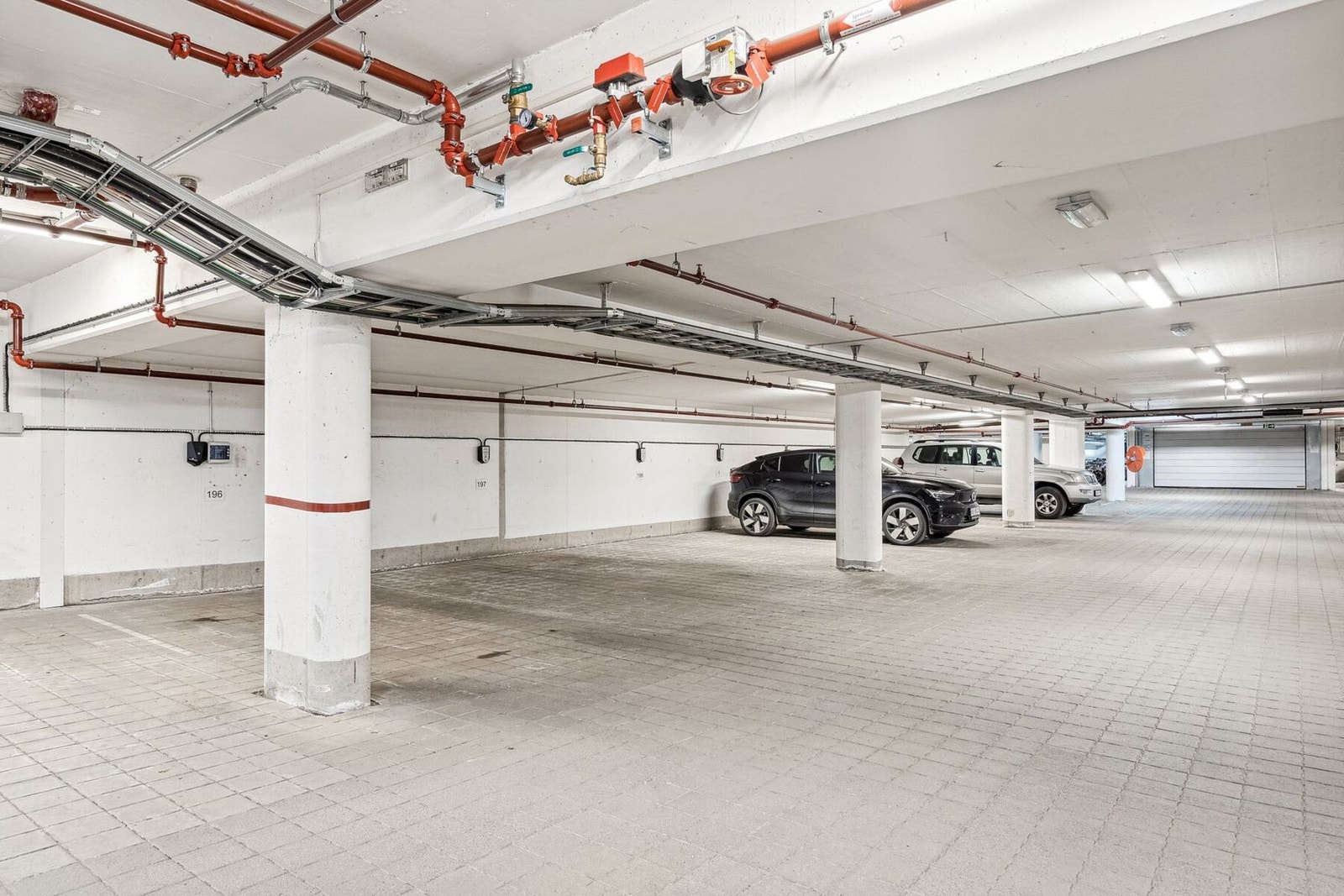 Det følger parkeringsplass med muligheter for lading av elbil i oppvarmet garasje. Galleribilde