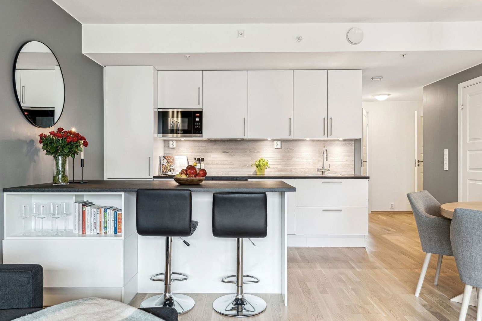 Moderne kjøkken med praktisk kjøkkenøy. Galleribilde