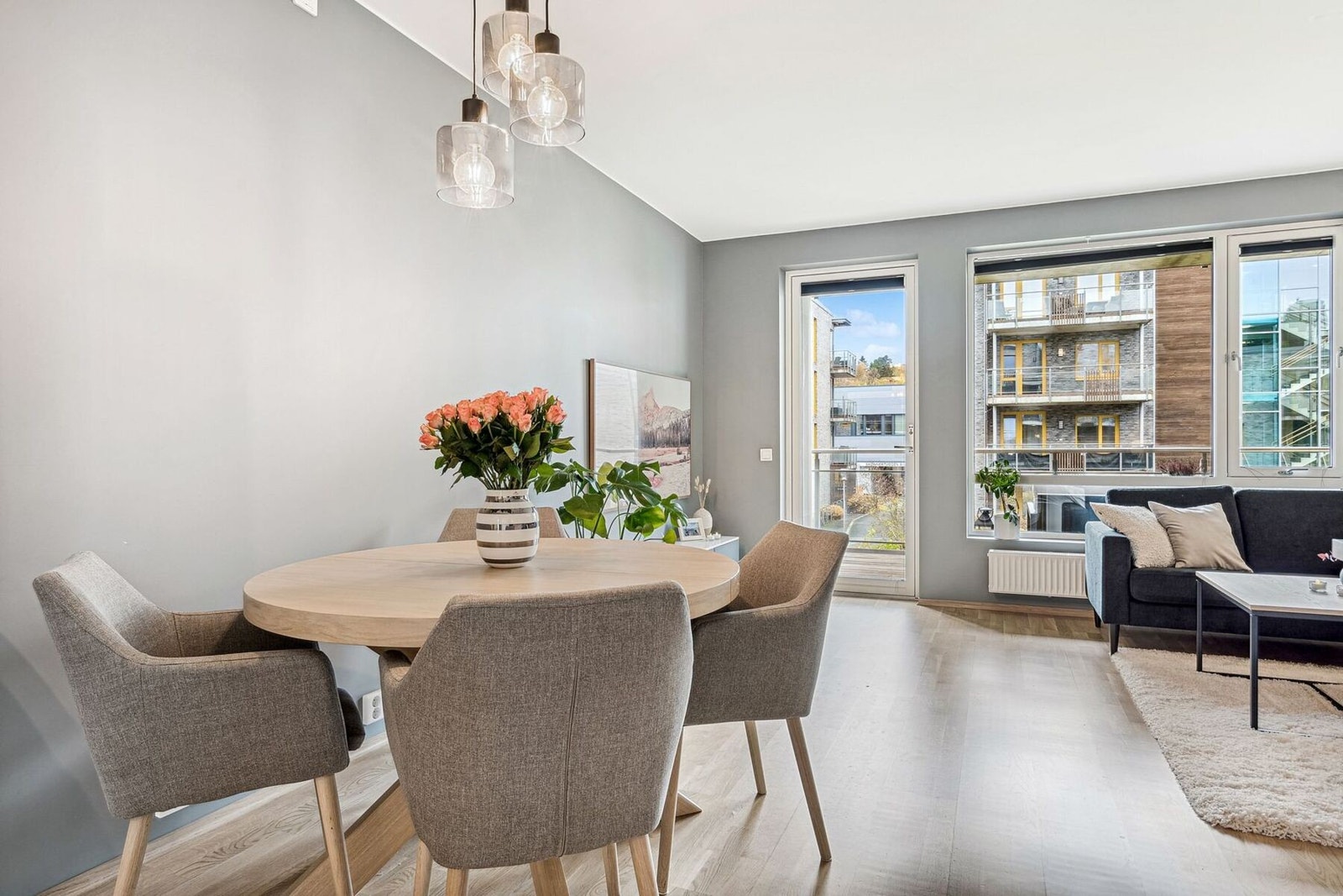 Mellom stue og kjøkken finner spisegruppen sin naturlige plass. Galleribilde