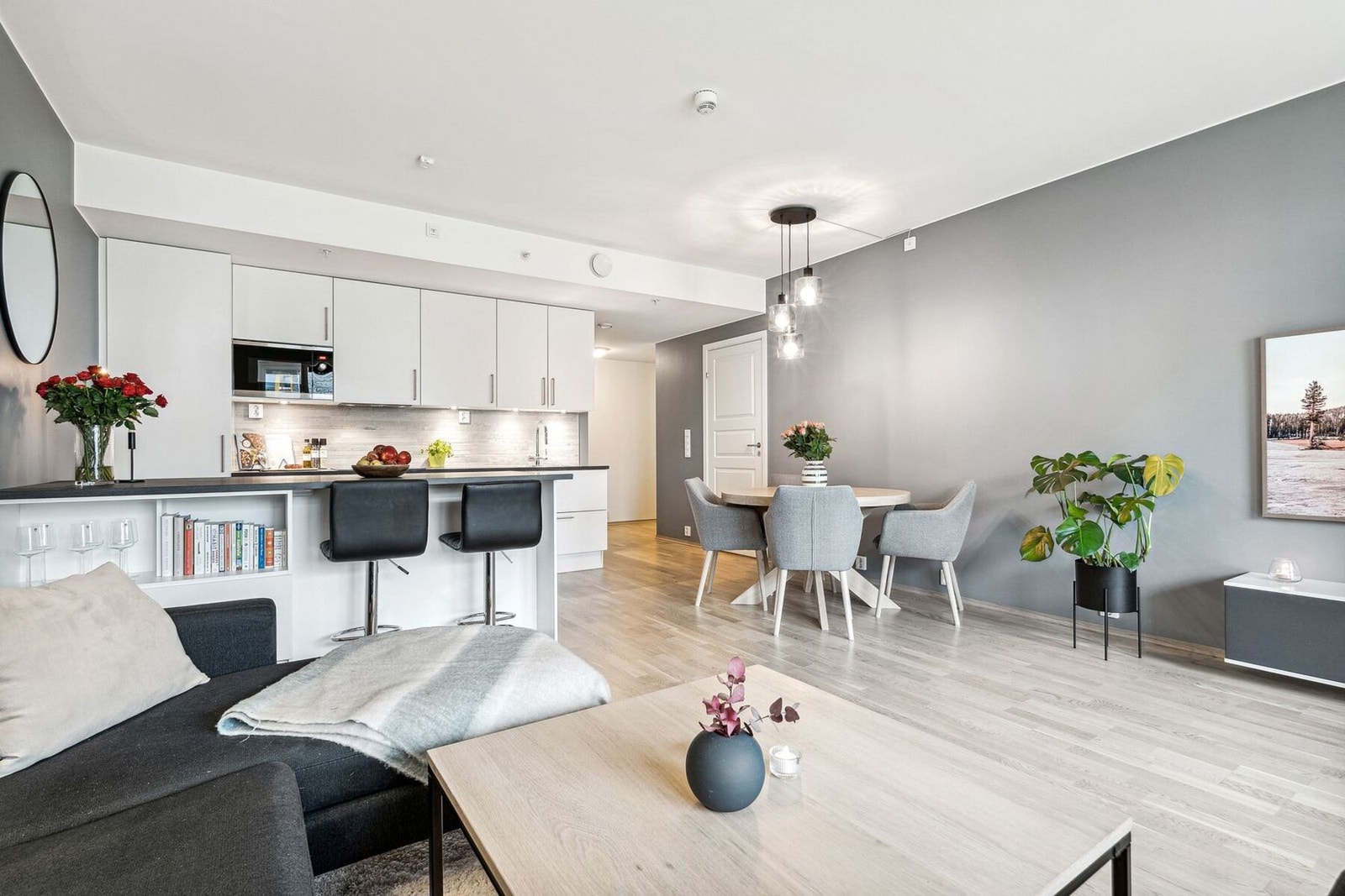 Videre inn i leiligheten kommer du til en åpen stue-/ kjøkken løsning. Galleribilde