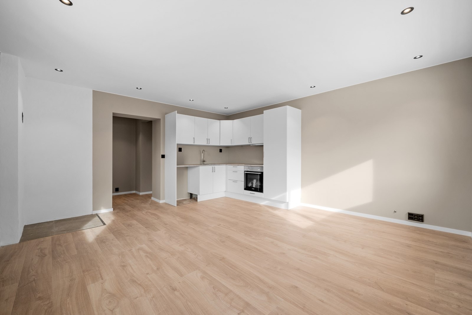 Leiligheten gjennomgikk en omfattende oppgradering i 2025 med ny isolasjon i vegger, nytt kjøkken, nytt bad, nye vinduer og nye overflater Galleribilde