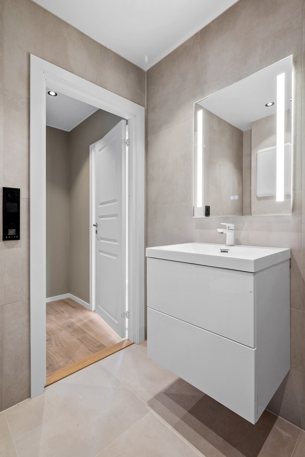 Badet er utstyrt med varme i gulv og downlights i himling Galleribilde