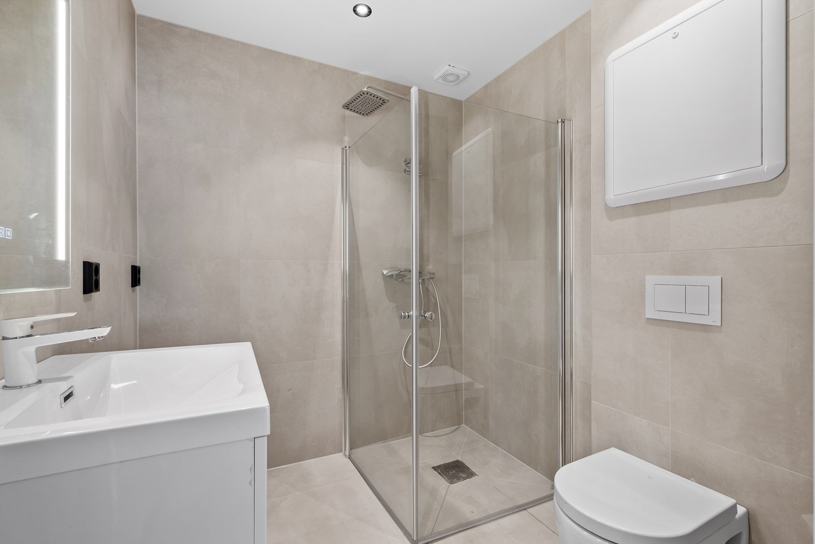 Det nyoppussede badet har et moderne og stilrent preg som gir en innbydende atmosfære Galleribilde