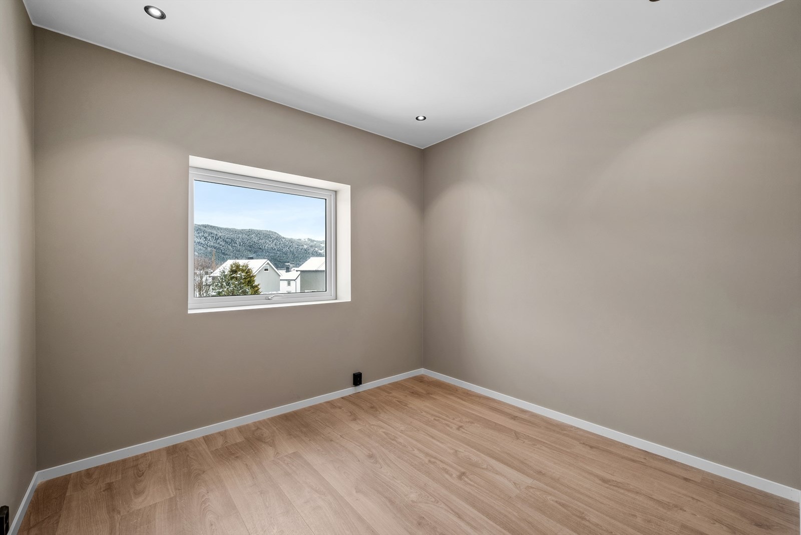 Leiligheten fremstår som innbydende, med moderne materialer og tidsriktige farger Galleribilde