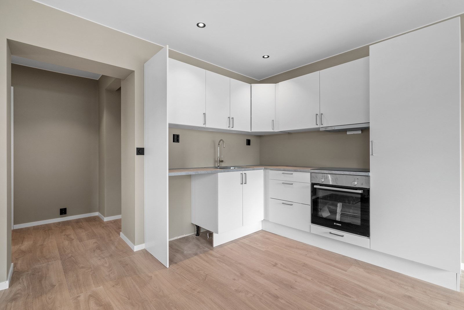 Kjøkkenet har godt med skap- og benkeplass Galleribilde