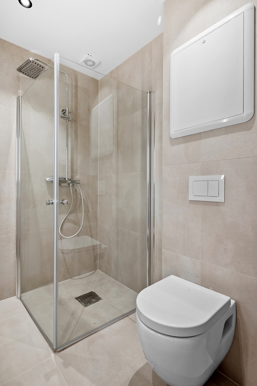 Utstyrt med vegghengt WC, dusjhjørne og baderomsinnredning Galleribilde