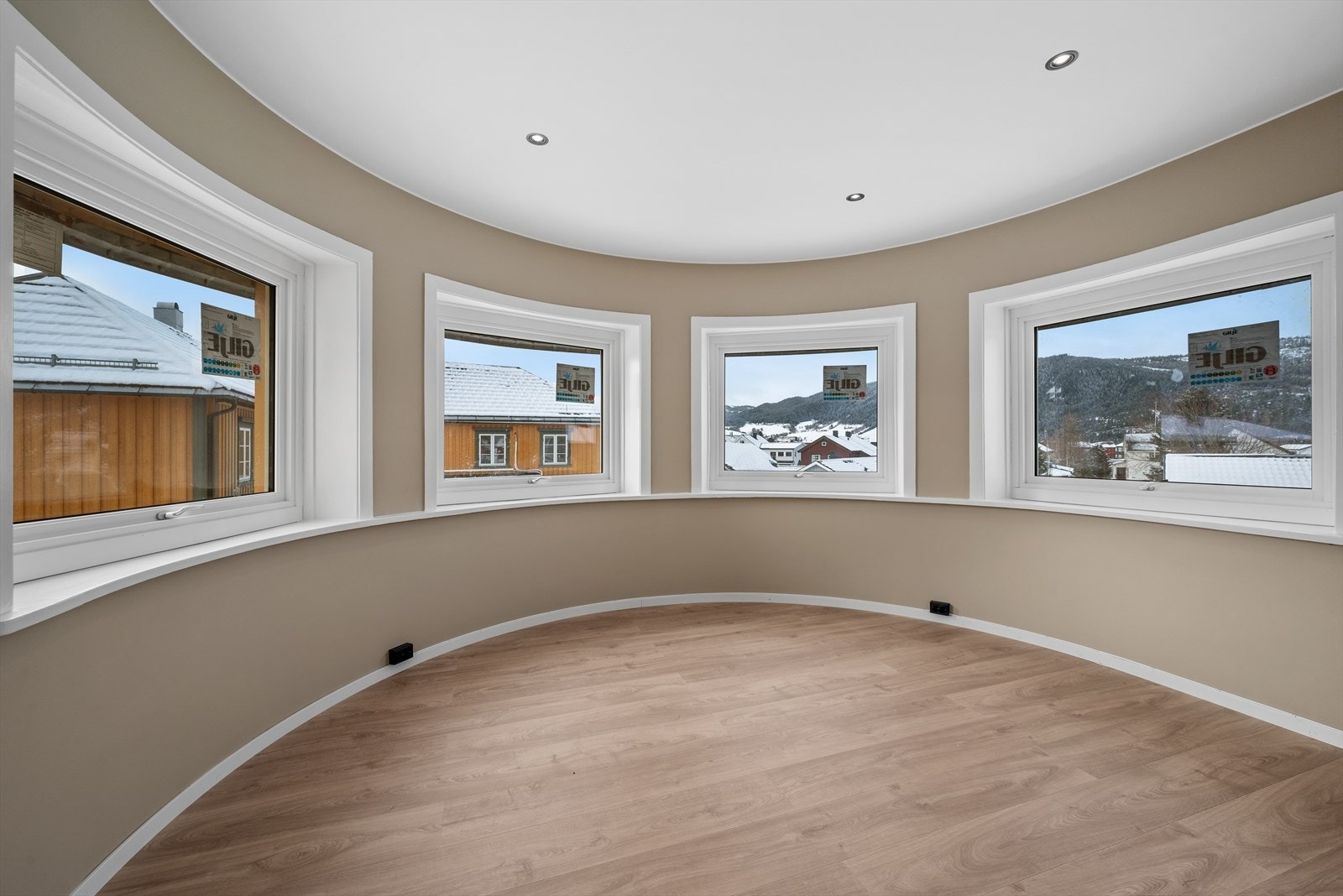 Leiligheten har to soverom, begge med god plass til både seng og garderobeskap Galleribilde