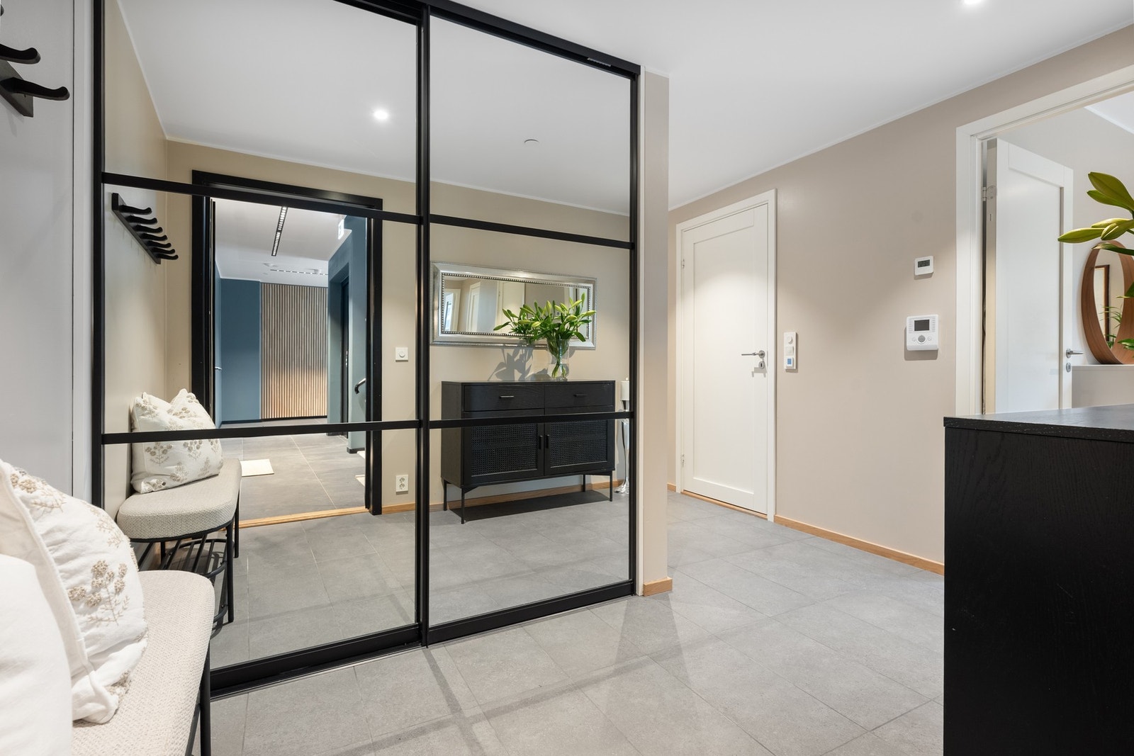 Flislagt entre med stort garderoberom / bod Galleribilde