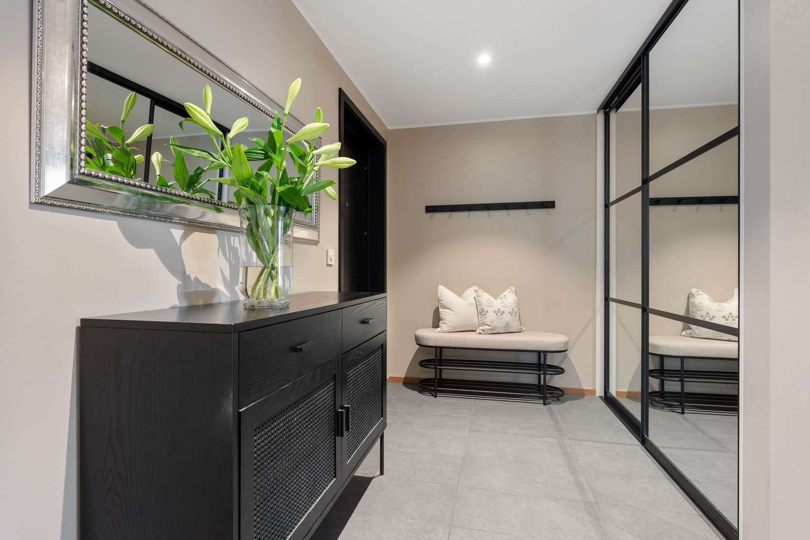 Det er skyvedørsgarderober i entre og gang + 2 boder i kjeller Galleribilde