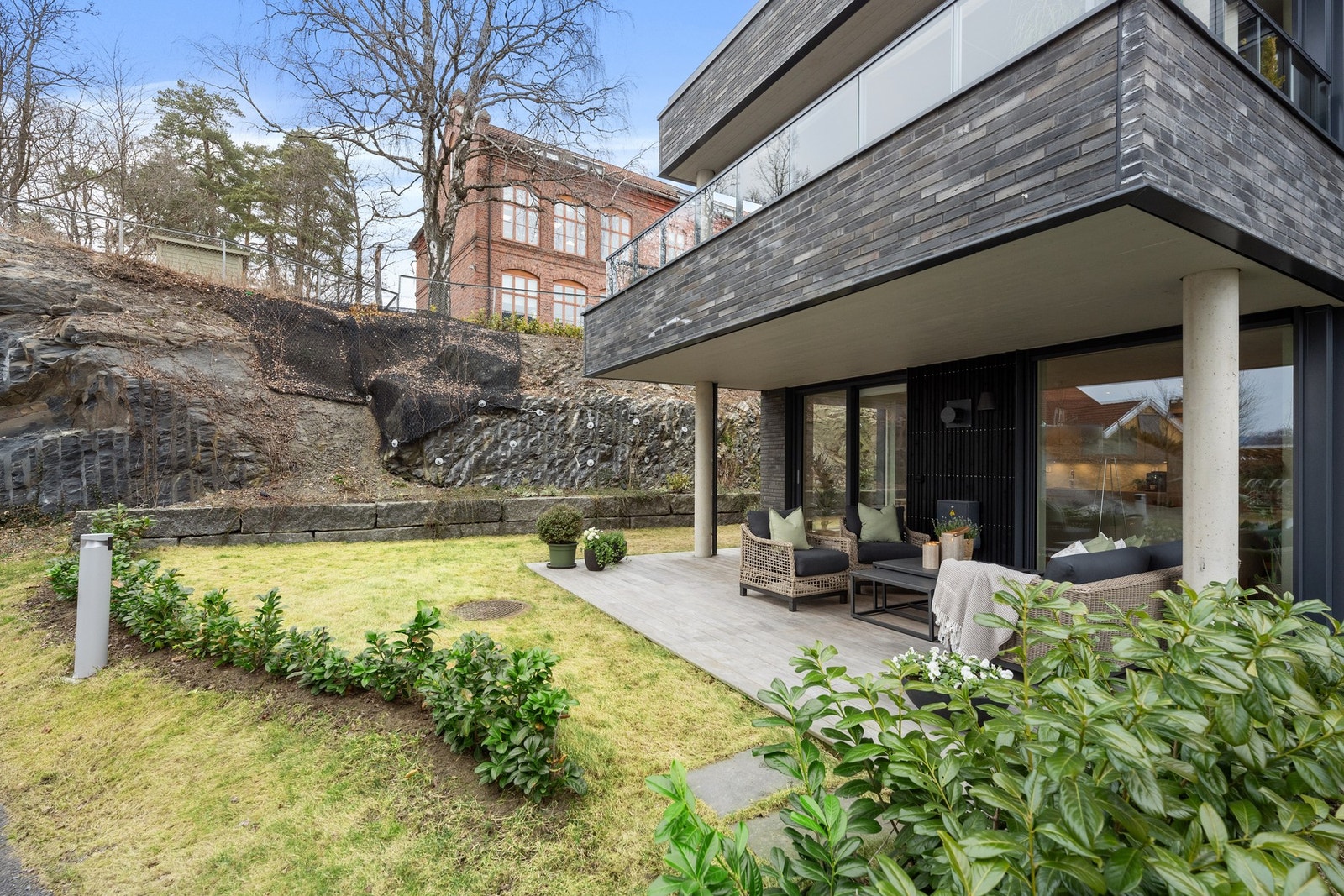 Flott uteplass med en privat, adskilt hage Galleribilde