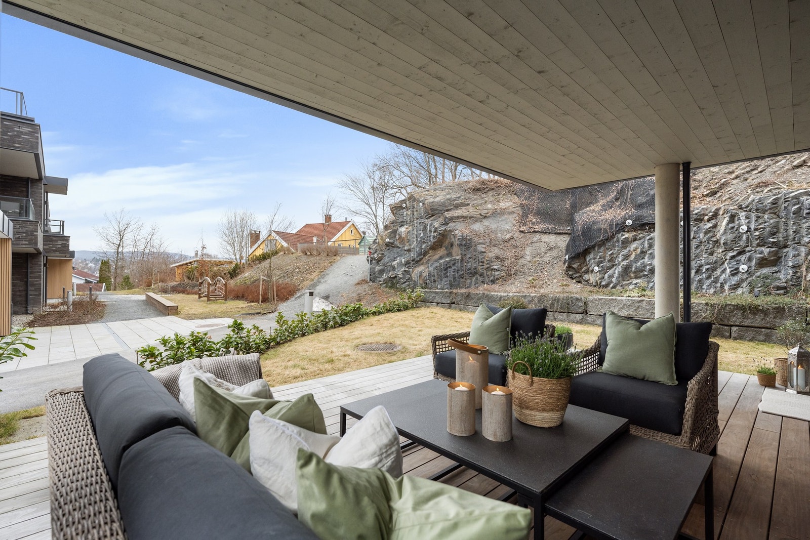 Stor, delvis overbygget terrasse Galleribilde