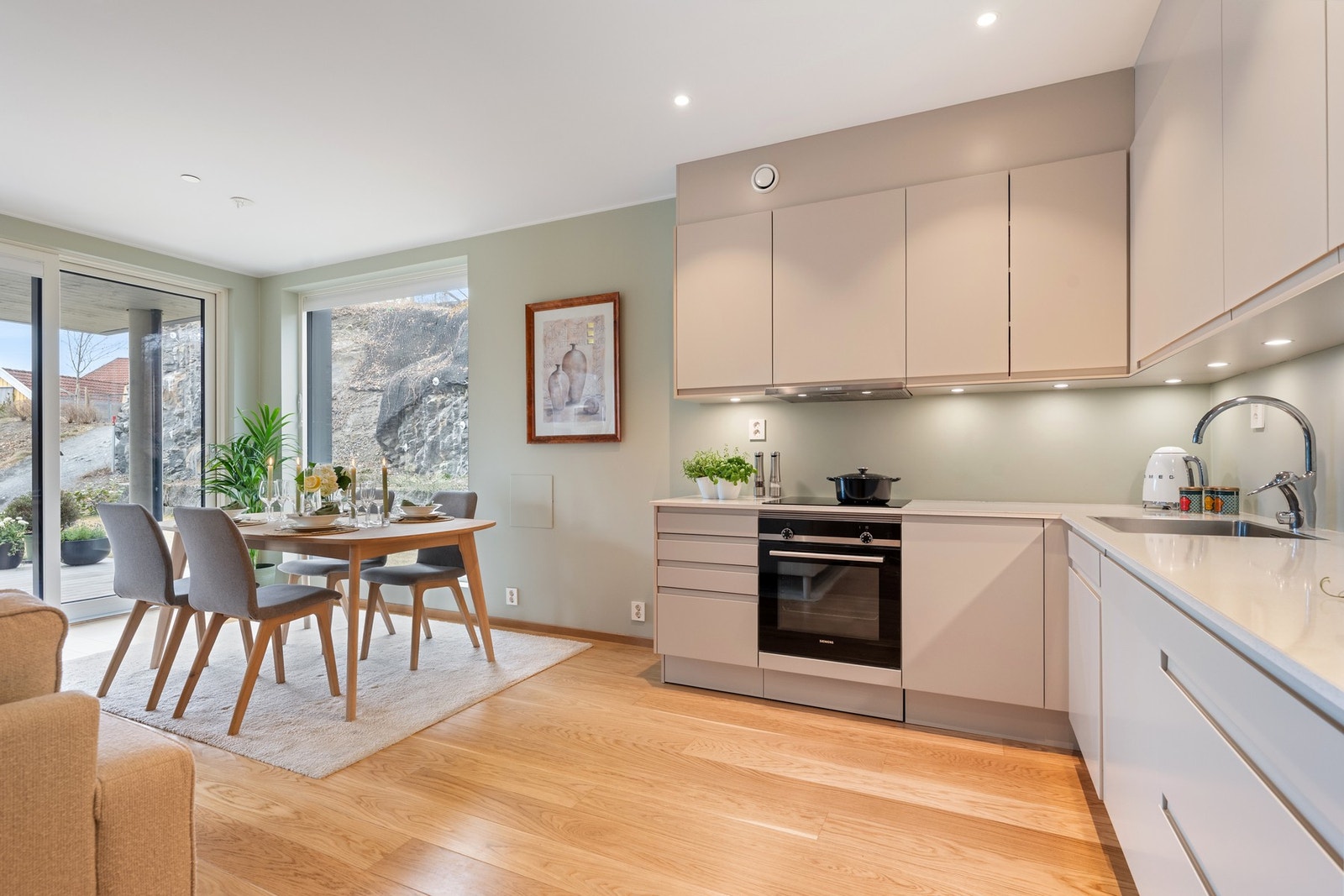 Lekkert kjøkken med integrerte hvitevarer Galleribilde