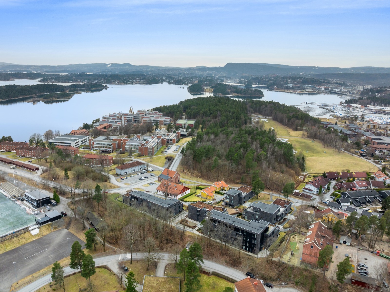 Fine turområder i nærmiljøet - med bl.a. Veritasparken og tursti langs vannet Galleribilde
