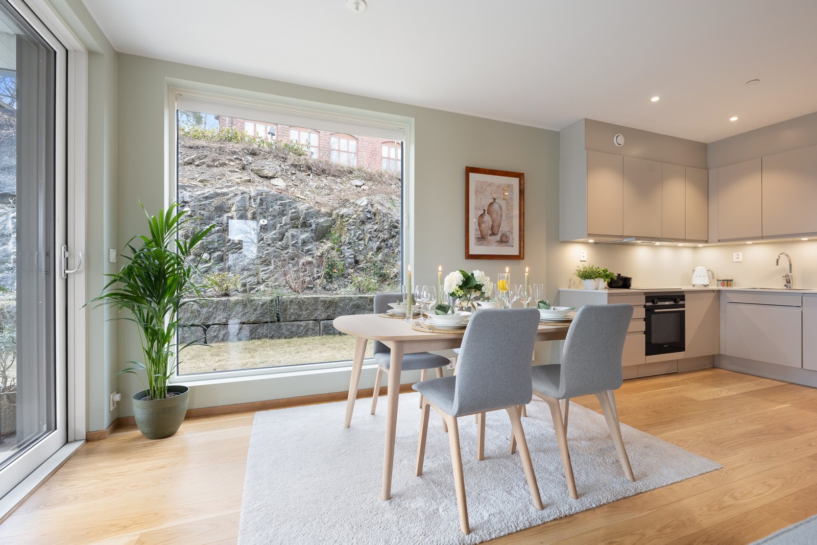 Det er god plass til spisebord om mange gjester Galleribilde