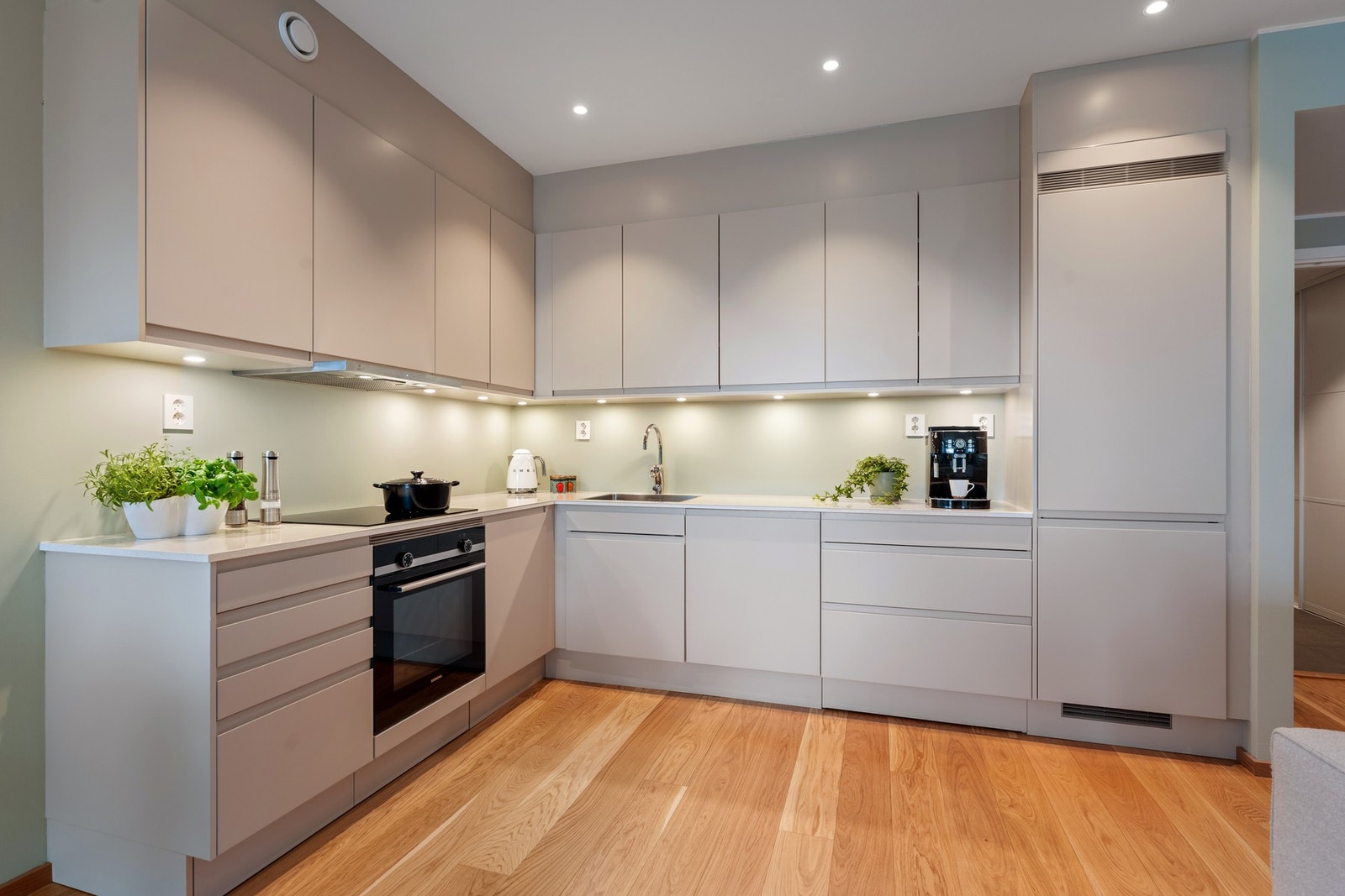 Funksjonelt og effektivt innredet med god skapplass og smarte sokkelskuffer Galleribilde