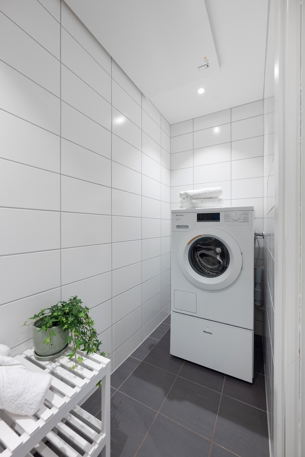 Praktisk, adskilt vaskerom innenfor badet Galleribilde