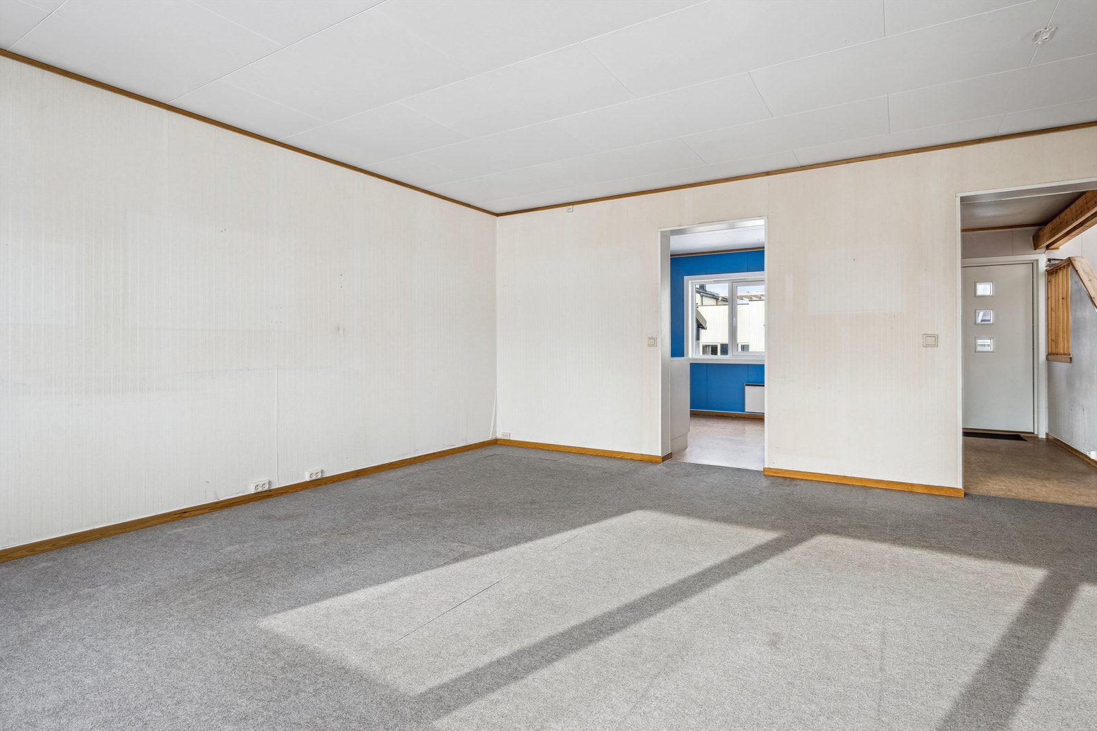 Leiligheten krever modernisering, men det er potensiale i åpne rom og her har du muligheten til å skape ditt drømmehjem Galleribilde