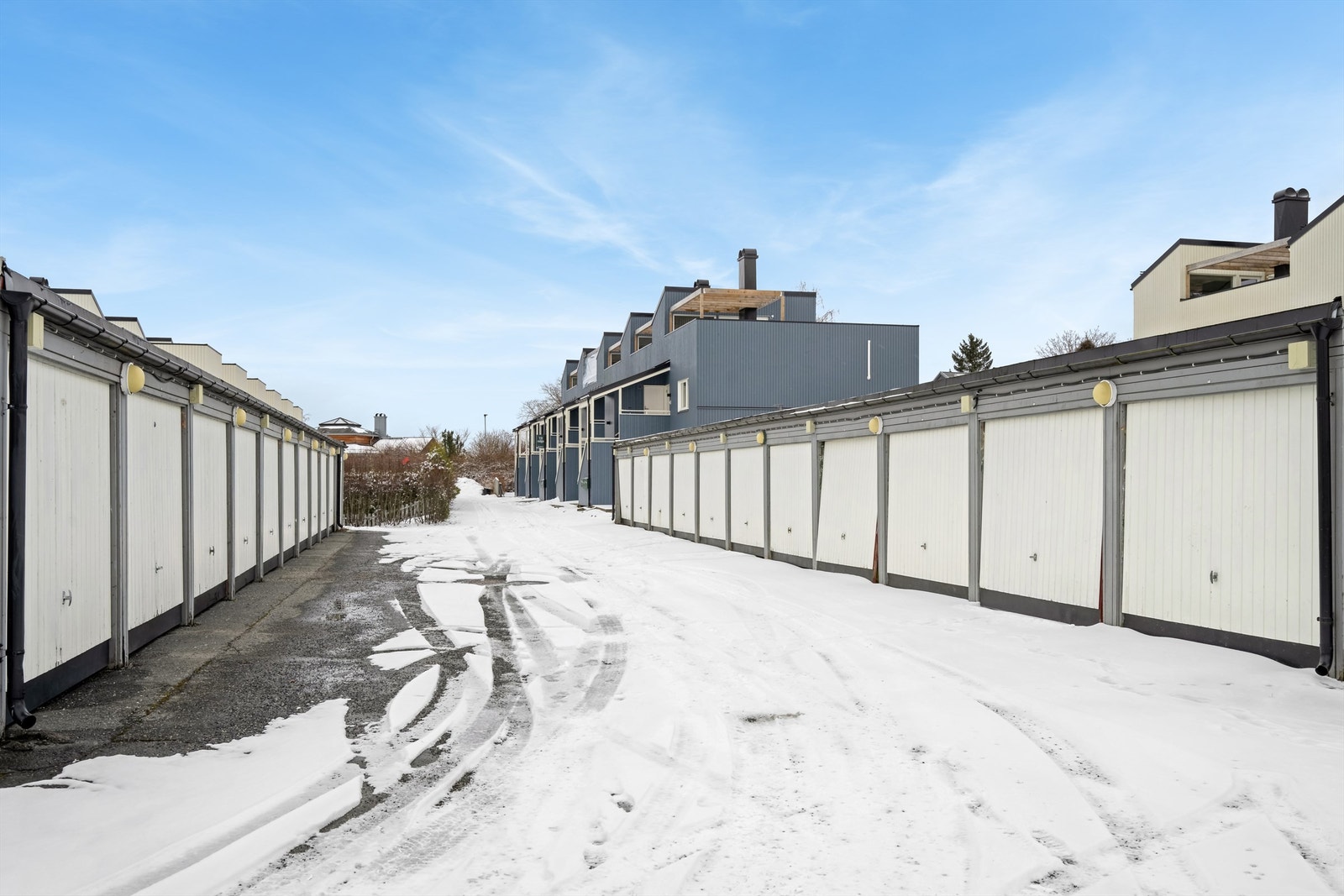 Leiligheten disponerer og en parkeringsplass i felles garasjerekke Galleribilde