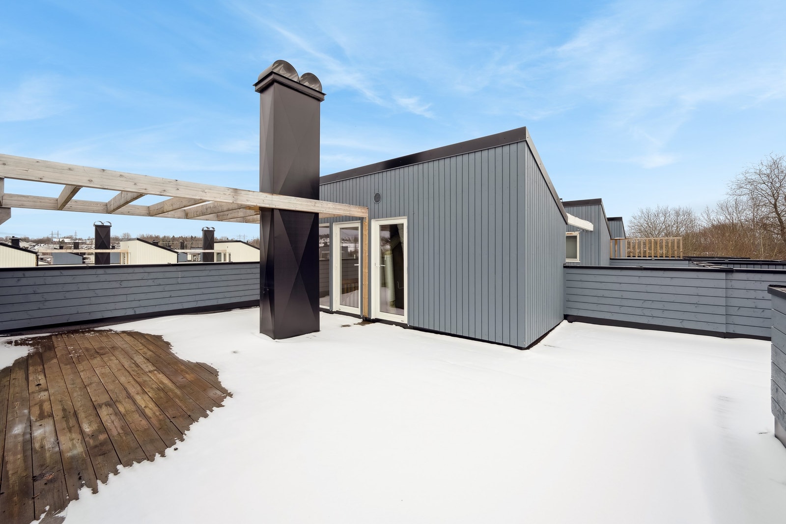 Denne kan utnyttes godt på sommerstid og har god plass til sittegrupper ol. Galleribilde