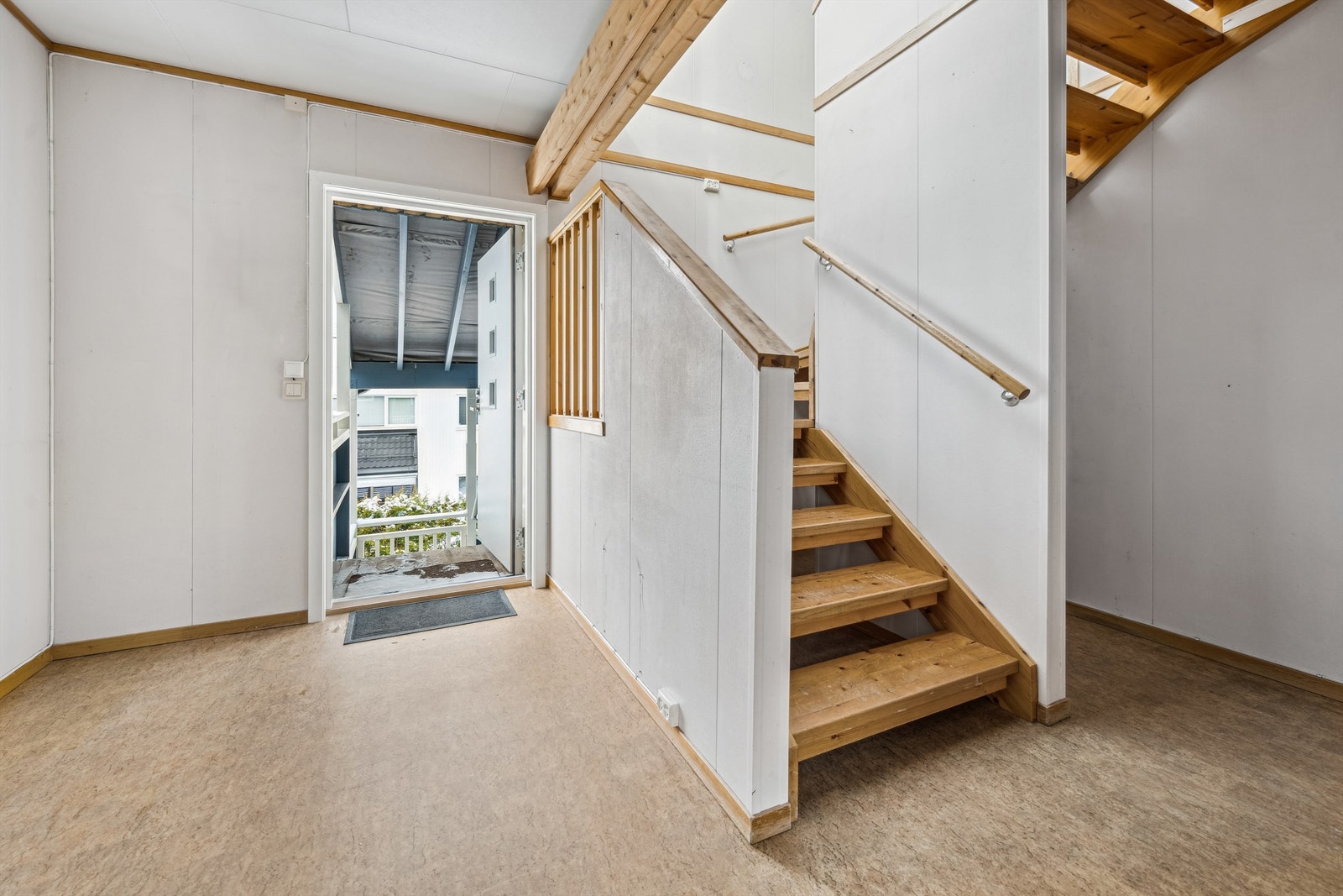 Inngangsparti av god størrelse. Her kan det fint innredes med garderobeskapsløsninger ol. for oppheng og oppbevaring av yttertøy Galleribilde