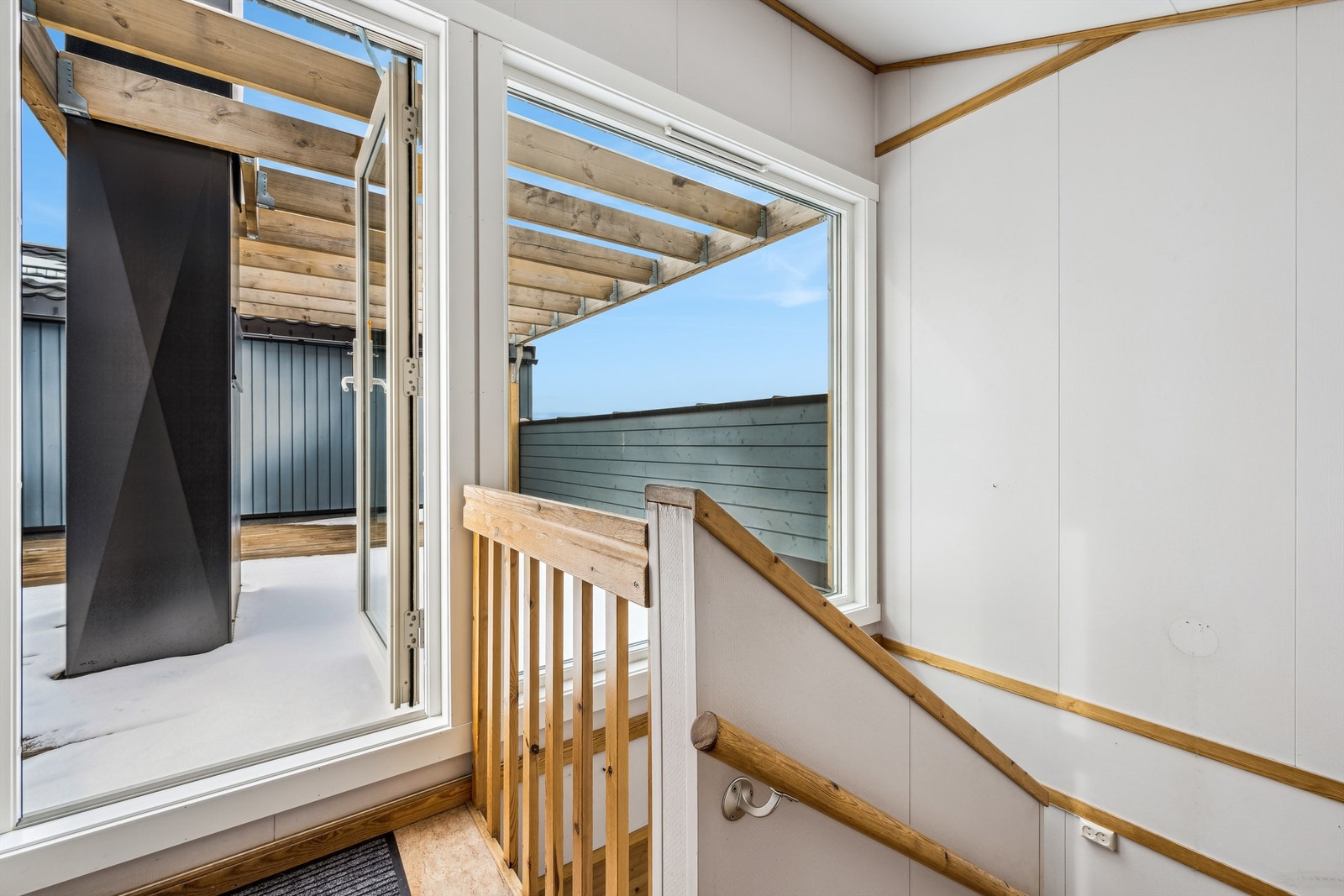 Fra entréen er det trapp opp til leilighetens 2. etasje. Her har du tilgang til en innvendig bod, samt en flott takterrasse med gode solforhold. Galleribilde