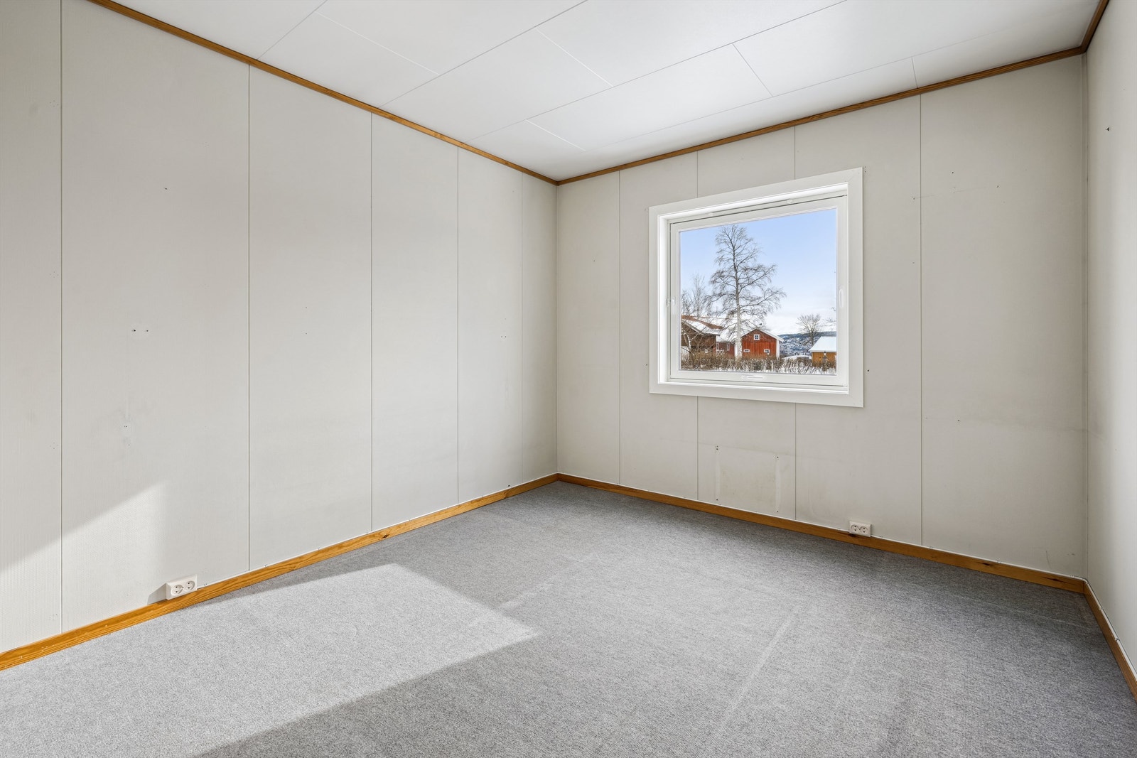 Rommet er vendt med vindu ut mot baksiden av bygget, mot den roligere delen av tomten Galleribilde