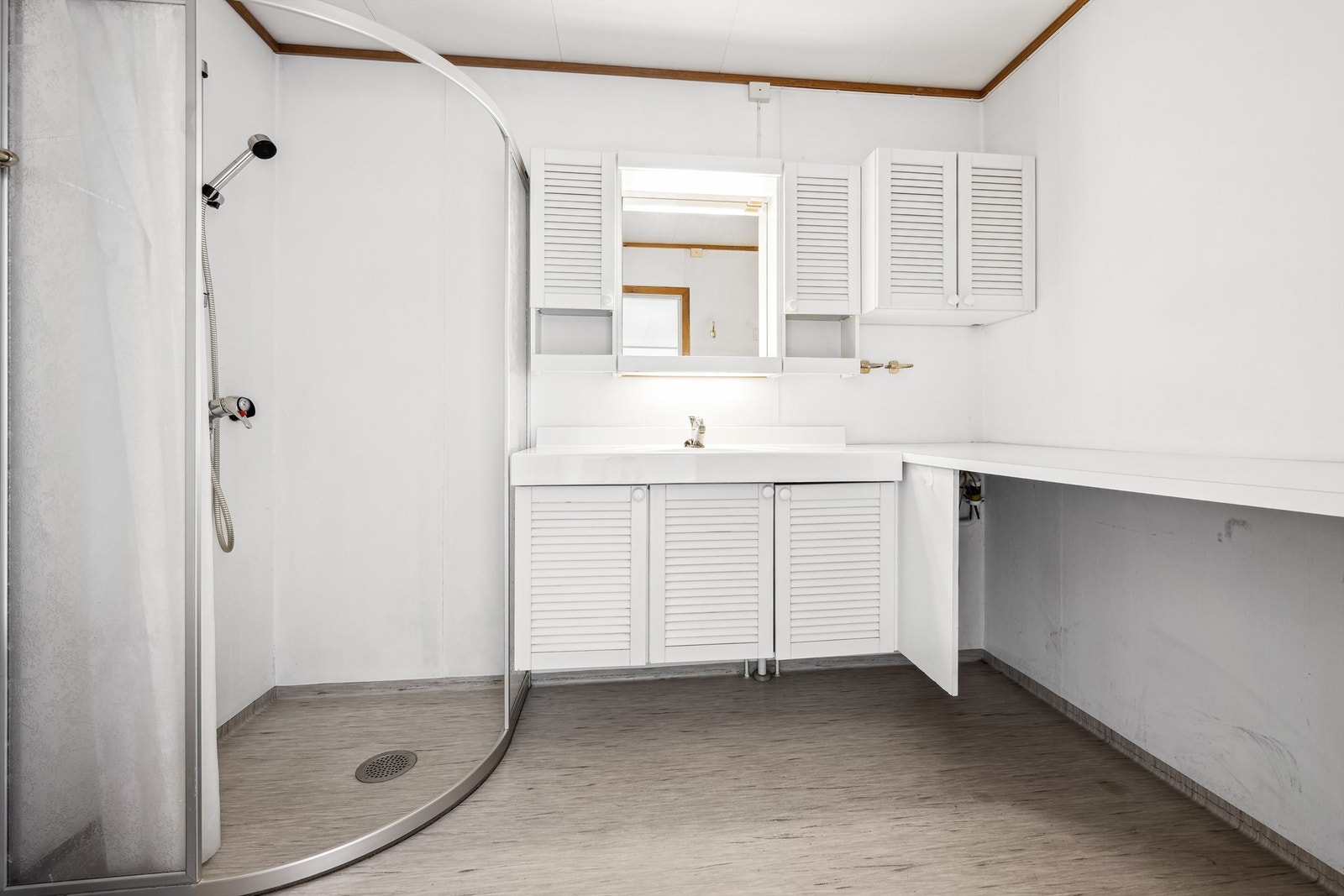 Bad av god størrelse med opplegg for bruk av vaskemaskin og tørketrommel Galleribilde