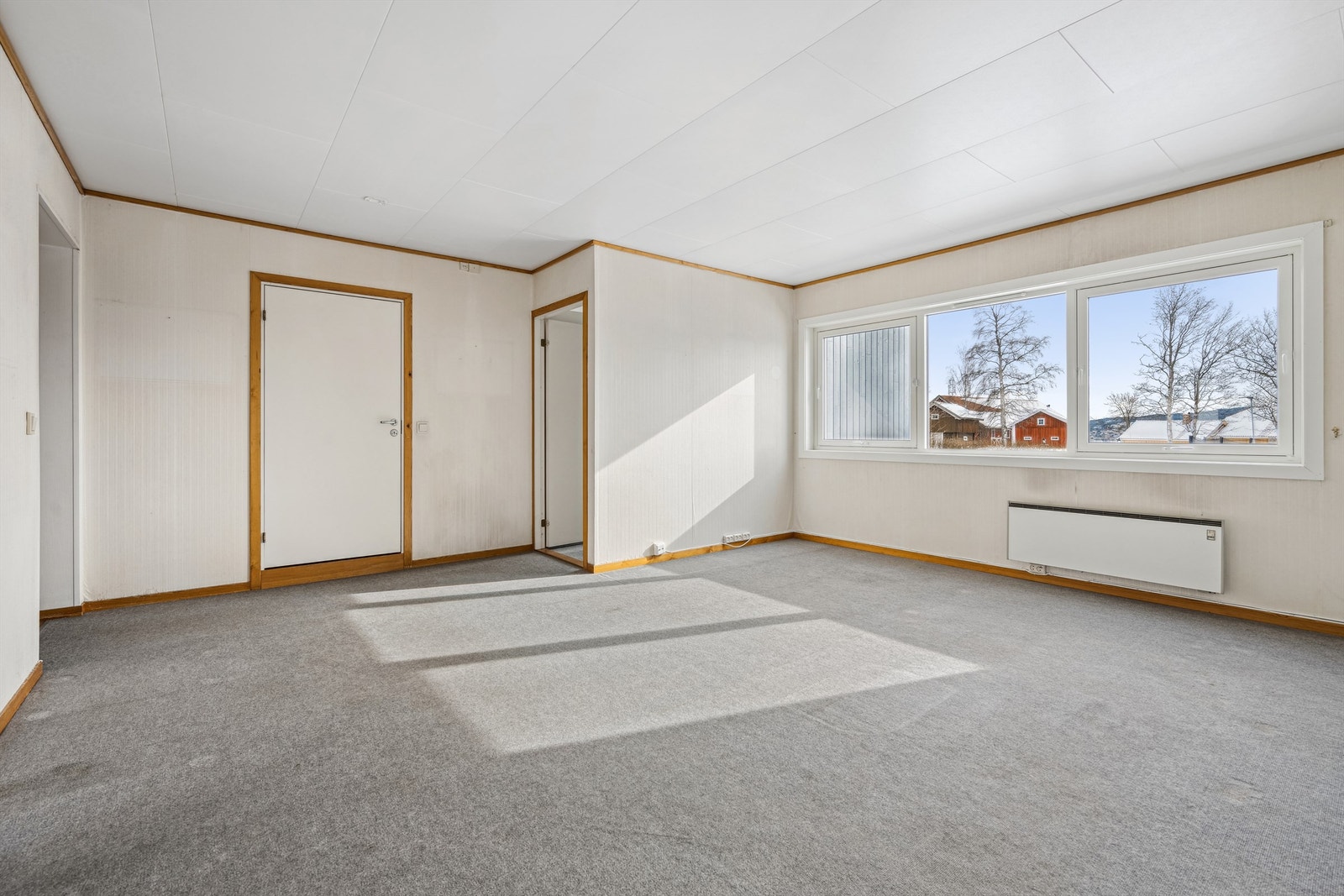 Fra entréen kommer du inn i stuen. Denne er av god størrelse, med store vindusflate som slipper inn rikelig med dagslys. Galleribilde