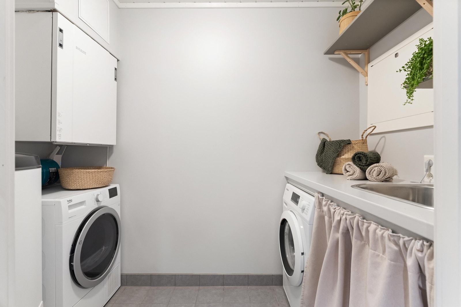 Det separate vaskerommet har tilkomst via badet. Galleribilde