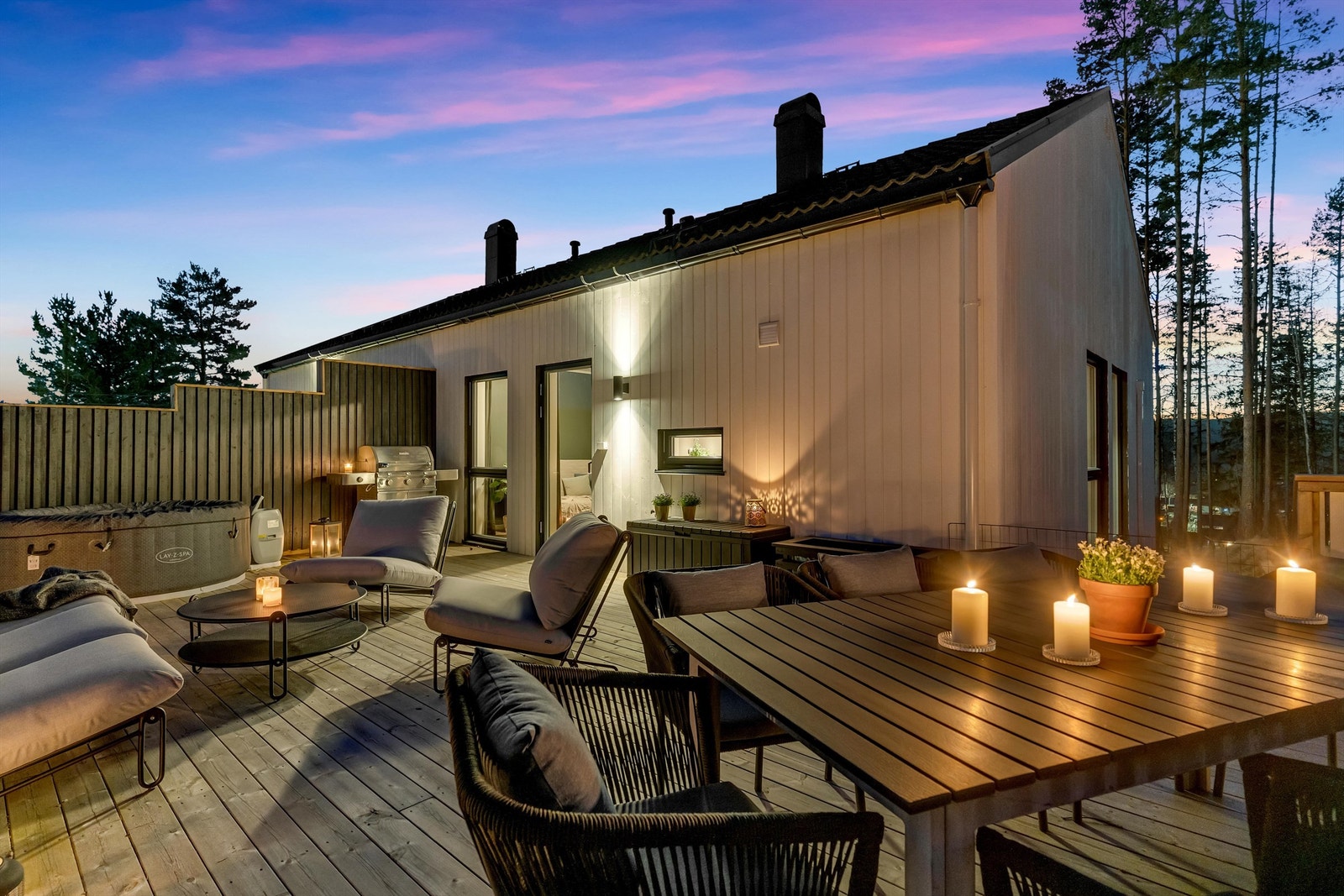 Boligen kan skilte med blant annet en stor terrasse som kan nytes på fine dager. Galleribilde